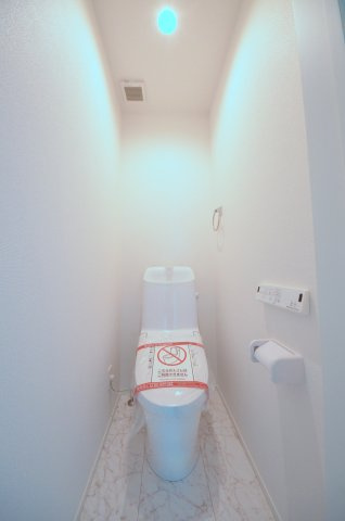 阿品三丁目のトイレ|窓のある明るいトイレ
勿論ウォシュレット付きです