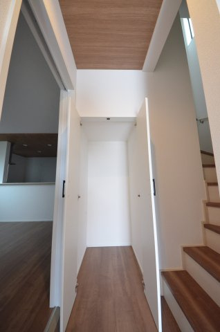 阿品三丁目の収納|廊下にも広い収納スぺース有
