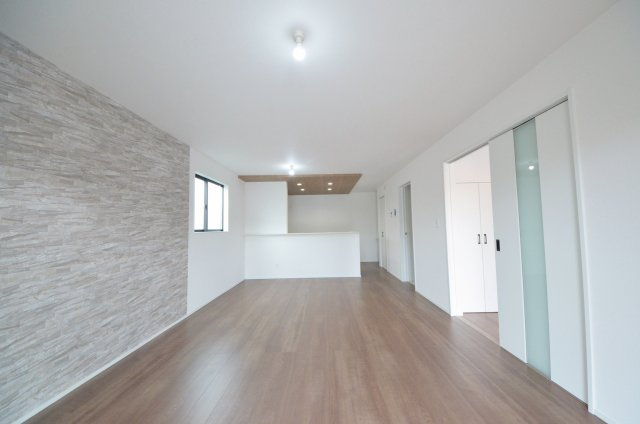 阿品三丁目の居間・リビング|広く明るいリビング空間。オープンタイプの対面式キッチンでリビングが隅まで見渡せます。キッチンにいながら小さなお子様にも目が届き安心です。