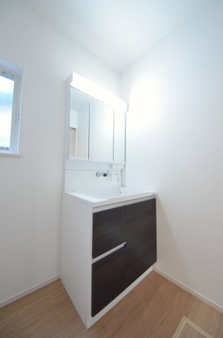 船越南四丁目の洗面所|広々とした洗面所。
収納スペースもしっかりあります。
