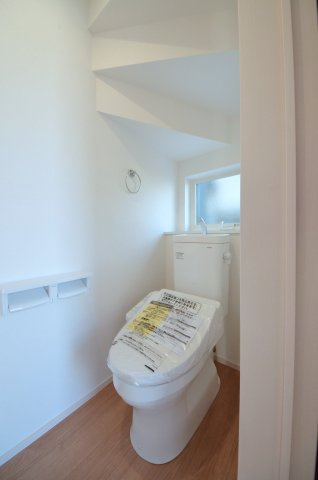 船越南四丁目のトイレ|窓のある明るいトイレ。勿論ウォシュレット付です。収納スペースもあります。