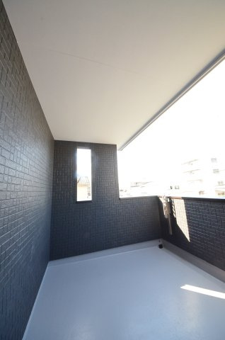 船越南四丁目のバルコニー|屋根のあるバルコニー
急な雨でも安心です