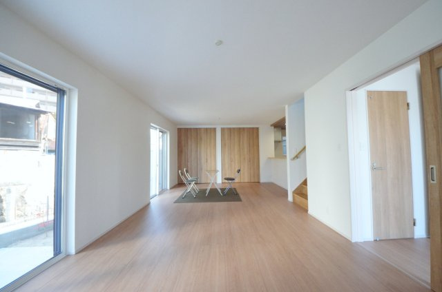 船越南四丁目の居間・リビング|窓の多いリビング空間。オープンタイプの対面式キッチンでリビングが隅まで見渡せます。キッチンにいながら小さなお子様にも目が届き安心です。