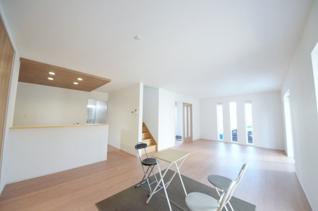 船越南四丁目の居間・リビング|窓の多いリビング空間。オープンタイプの対面式キッチンでリビングが隅まで見渡せます。キッチンにいながら小さなお子様にも目が届き安心です。