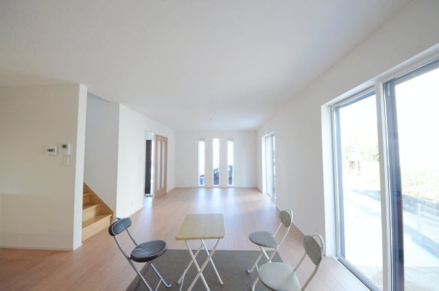 船越南四丁目の居間・リビング|窓の多いリビング空間。オープンタイプの対面式キッチンでリビングが隅まで見渡せます。キッチンにいながら小さなお子様にも目が届き安心です。