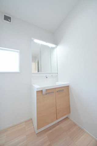 中野四丁目の洗面所|清潔感あふれるシャワー付洗面台と洗面室。余裕のスペース。窓もあり明るく通気も良いです