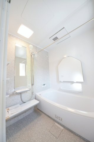 中野四丁目の浴室|人気の換気乾燥暖房機付き。１坪タイプの大きなバスルームなので足を伸ばしてゆっくり湯船につかることができます