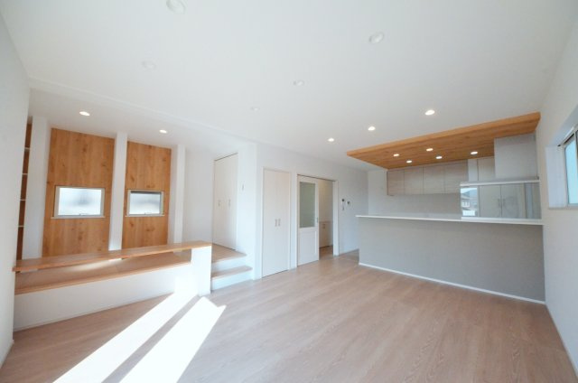 中野四丁目の居間・リビング|南西向きの広く明るいリビング空間。オープンタイプの対面式キッチンでリビングが隅まで見渡せます。キッチンにいながら小さなお子様にも目が届き安心です。