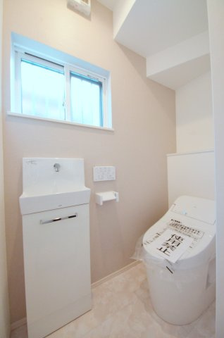 中野四丁目のトイレ|1階トイレ
勿論ウォシュレット付きです