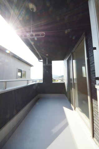 中野四丁目のバルコニー|屋根のあるバルコニー
急な雨でも安心です