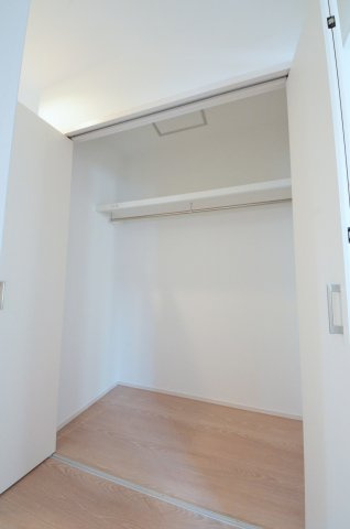 中野四丁目の洋室|廊下にも収納スペースがあります