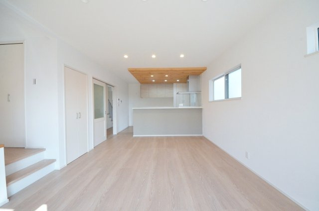 中野四丁目の居間・リビング|南西向きの広く明るいリビング空間。オープンタイプの対面式キッチンでリビングが隅まで見渡せます。キッチンにいながら小さなお子様にも目が届き安心です。