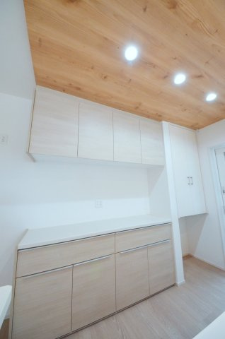 中野四丁目の収納|大容量のカップボードが標準装備。パントリースペースもあり、キッチン周りの収納もしっかり確保されています。