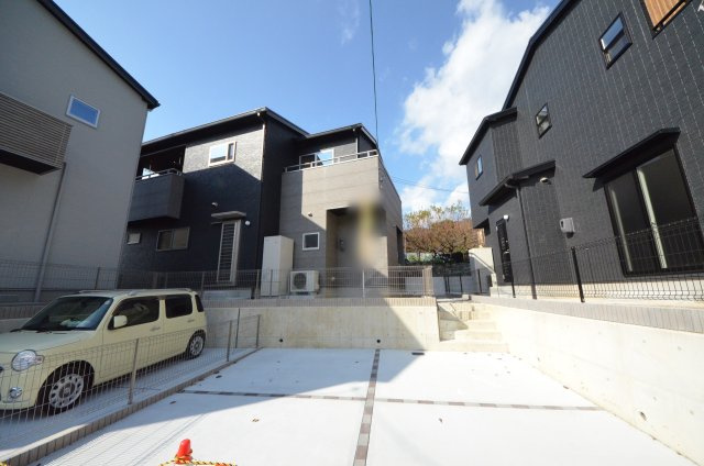 中野四丁目の外観|敷地広々48坪
駐車は3台可能です