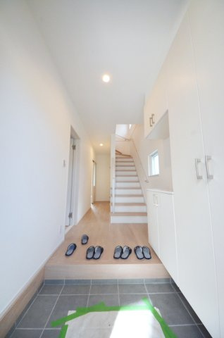 中野四丁目の玄関|広い玄関
大容量のシューズクロークがあります