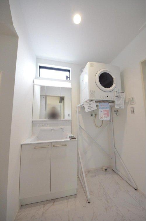 長束西1丁目の洗面所|清潔感あふれるシャワー付洗面台と洗面室。余裕のスペース。窓もあり明るく通気も良いです