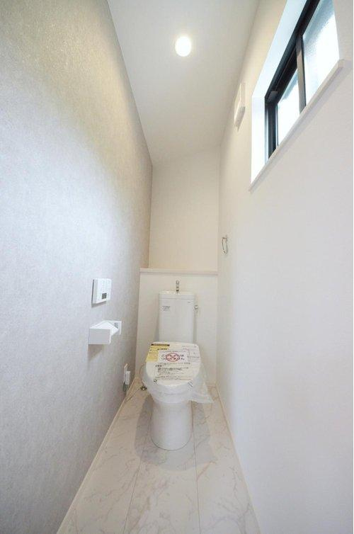 長束西1丁目のトイレ|窓のある明るいトイレ。勿論ウォシュレット付です。収納スペースもあります。