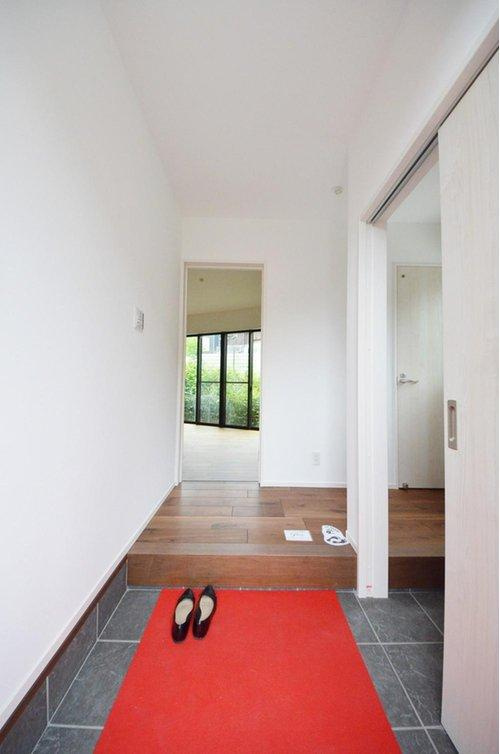 長束西1丁目の玄関|玄関は大容量のシューズクローク付。玄関周りの収納スペースもしっかり確保されています。