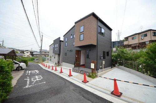 長束西1丁目の前面道路含む現地写真|前面道路は交通量が少なく駐車楽々