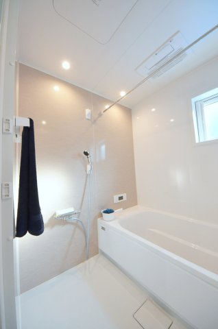 八幡一丁目の浴室|人気の換気乾燥暖房機付き。１坪タイプの大きなバスルームなので足を伸ばしてゆっくり湯船につかることができます