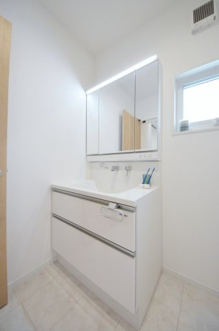 八幡一丁目の独立洗面台|清潔感あふれるシャワー付洗面台と洗面室。余裕のスペース。窓もあり明るく通気も良いです