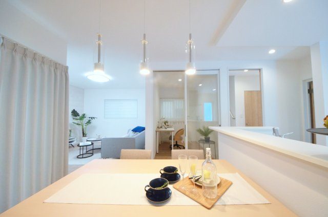 八幡一丁目の居間・リビング|広く明るいリビング空間。オープンタイプの対面式キッチンでリビングが隅まで見渡せます。キッチンにいながら小さなお子様にも目が届き安心です。