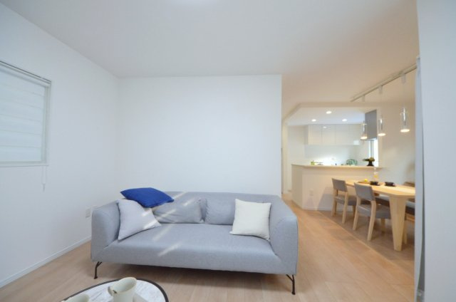 八幡一丁目の居間・リビング|広く明るいリビング空間。オープンタイプの対面式キッチンでリビングが隅まで見渡せます。キッチンにいながら小さなお子様にも目が届き安心です。