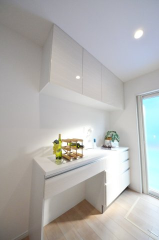 八幡一丁目の収納|大容量のカップボードが標準装備。パントリースペースもあり、キッチン周りの収納もしっかり確保されています。