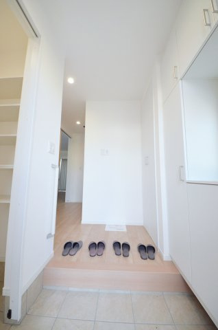 八幡一丁目の玄関|玄関に大容量のシューズボックス有
玄関周りの収納スペースもしっかり確保してあります