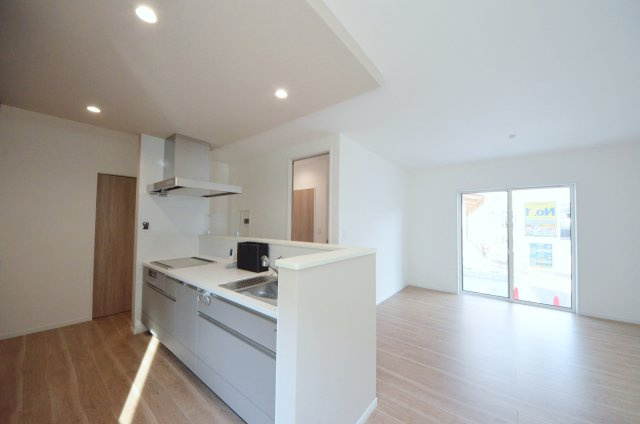 八木八丁目のキッチン|窓の多いリビング空間。オープンタイプの対面式キッチンでリビングが隅まで見渡せます。キッチンにいながら小さなお子様にも目が届き安心です。