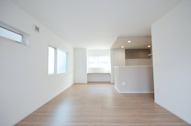 八木八丁目の居間・リビング|窓の多いリビング空間。オープンタイプの対面式キッチンでリビングが隅まで見渡せます。キッチンにいながら小さなお子様にも目が届き安心です。