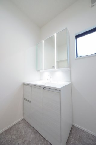 上安七丁目の洗面所|清潔感あふれるシャワー付洗面台と洗面室。余裕のスペース。窓もあり明るく通気も良いです