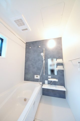 上安七丁目の浴室|人気の換気乾燥暖房機付き。１坪タイプの大きなバスルームなので足を伸ばしてゆっくり湯船につかることができます