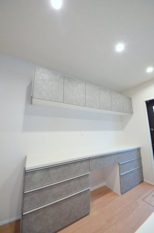 上安七丁目の収納|大容量のカップボードが標準装備！キッチン周りの収納スペースもしっかり確保されています。