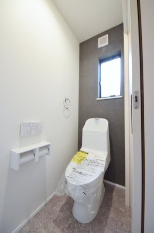上安七丁目のトイレ|窓のある明るいトイレ。勿論ウォシュレット付です。収納スペースもあります。