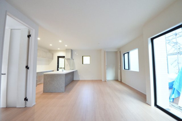 上安七丁目の居間・リビング|南西向きで窓の多いリビング空間。オープンタイプの対面式キッチンでリビングが隅まで見渡せます。キッチンにいながら小さなお子様にも目が届き安心です。