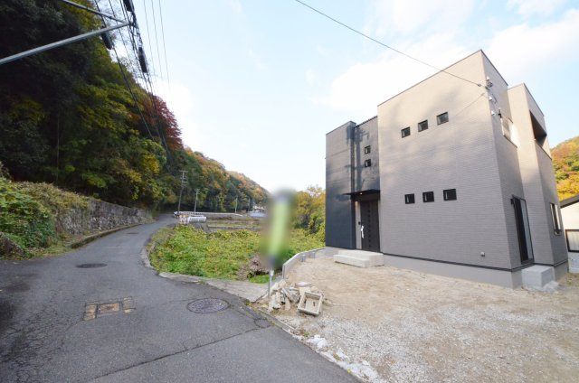 上安七丁目の前面道路含む現地写真|前面道路は交通量が少なく駐車楽々
駐車3台可能です