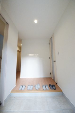 上安七丁目の玄関|玄関には大容量のシューズボックスと土間収納があります