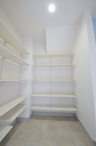 上安七丁目の収納|玄関には大容量のシューズボックスと土間収納があります