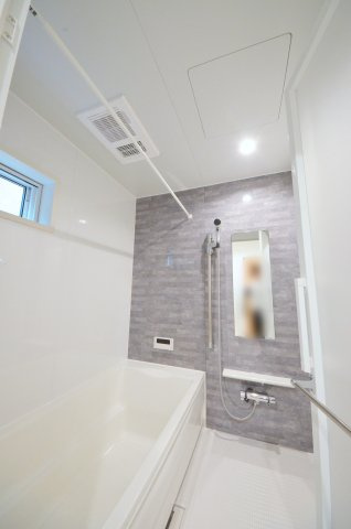 府中町八幡三丁目の浴室|人気の換気乾燥暖房機付き。１坪タイプの大きなバスルームなので足を伸ばしてゆっくり湯船につかることができます