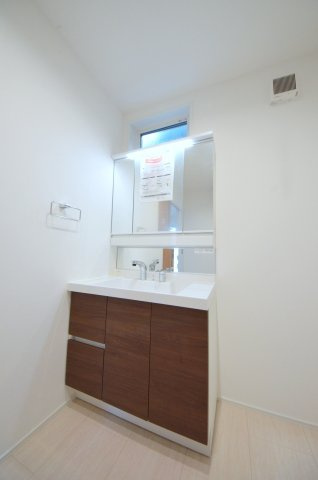 府中町八幡三丁目の収納|清潔感あふれるシャワー付洗面台と洗面室。
余裕のスペース。
窓もあり明るく通気も良いです