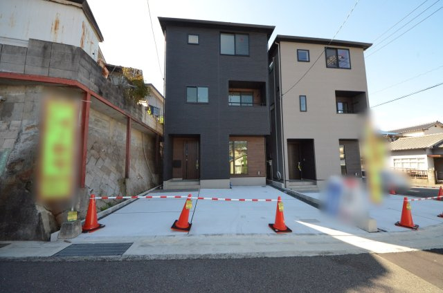 府中町八幡三丁目の駐車場|JR天神川駅徒歩26分
駐車は2台可能です