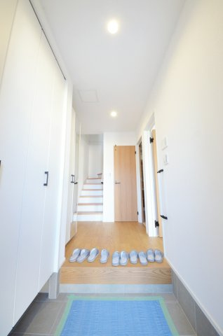 府中町八幡三丁目の玄関|玄関にはシューズボックスとシューズクロークもあり。
玄関周りの収納スペースもしっかり確保されています。