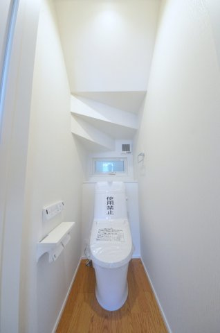 府中町八幡三丁目のトイレ|窓のある明るいトイレ。勿論ウォシュレット付です。収納スペースもあります。