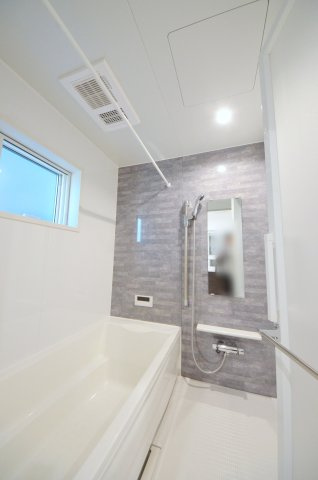 桜尾三丁目の浴室|人気の換気乾燥暖房機付き。１坪タイプの大きなバスルームなので足を伸ばしてゆっくり湯船につかることができます