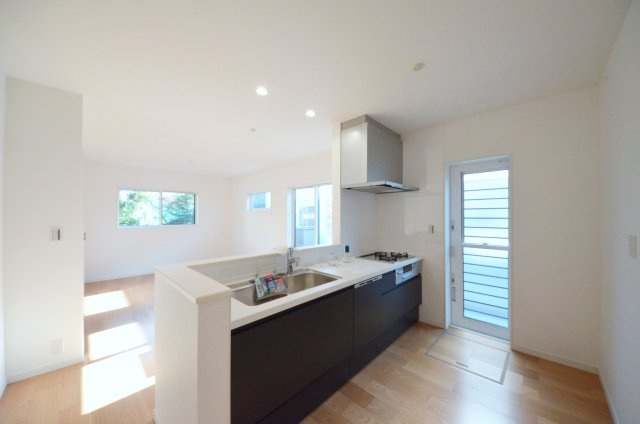 桜尾三丁目のキッチン|南向きで陽当たりが良く、窓の多いリビング空間。オープンタイプの対面式キッチンでリビングが隅まで見渡せます。キッチンにいながら小さなお子様にも目が届き安心です。