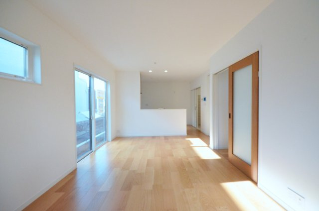 桜尾三丁目の居間・リビング|南向きで陽当たりが良く、窓の多いリビング空間。オープンタイプの対面式キッチンでリビングが隅まで見渡せます。キッチンにいながら小さなお子様にも目が届き安心です。