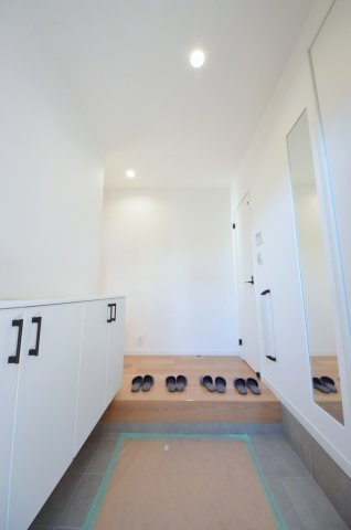 桜尾三丁目の玄関|玄関にはシューズボックスとシューズクロークもあり。
玄関周りの収納スペースもしっかり確保されています。