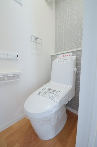 桜尾三丁目のトイレ|窓のある明るいトイレ。勿論ウォシュレット付です。収納スペースもあります。