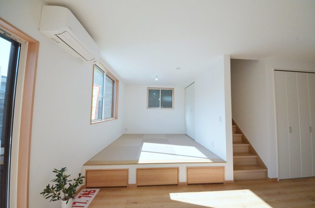 阿品台二丁目の洋室|リビングに隣接した小上がり和室